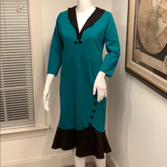 GUANGZHOU DRESS GREEN & BLACK ANGLED BUTTON L - Picture 1 of 7